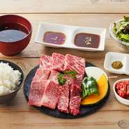 内容：淡路牛カルビ・神戸ポークプレミアム・淡路どりもも肉・あらびきウィンナー・ミニライス・スープ・小鉢・ジュース