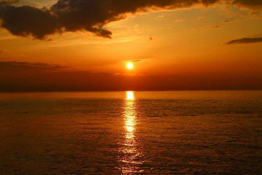 夕陽百選にも選ばれる絶景のサンセットが目の前に