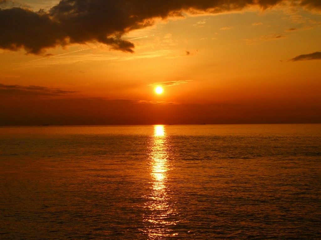 夕陽百選にも選ばれる絶景のサンセットが目の前に