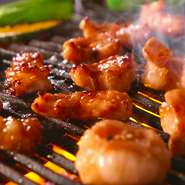 美味しい鉄板焼を囲んで、皆がくつろげる時間をお届け。スタッフは笑顔と元気なおもてなしで、店内の雰囲気をいつも明るく保ちます。ゲストの要望にはなるべく添えるように心がけているので、何でも気軽に相談を。