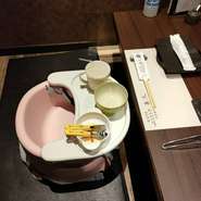 火元に触れないので安心！お子様用のイスもご用意しております。