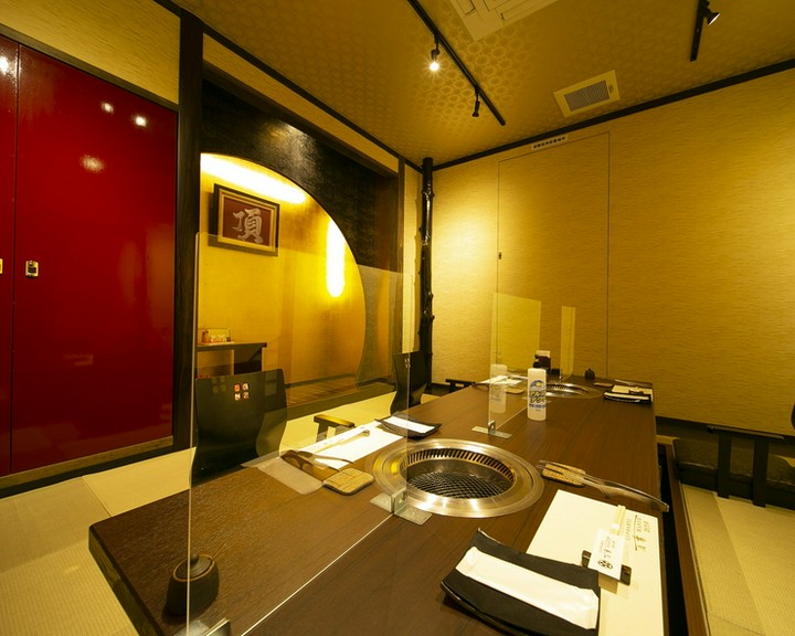 飛沫除けアクリル板設置やロースターによる換気など