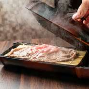 落ち着いた雰囲気に包まれながら、お食事とおしゃべりを楽しめる【万葉まえだ亭】。「近江牛」の専門店として、多彩な近江牛料理をリーズナブルにお楽しみいただけます。清潔感のある店構えはデートにも最適。