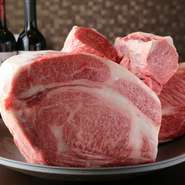 江戸時代から現在に至るまで数多くの著名人に愛された「近江牛」。当店では【さのや総本店】の協力の下、厳選した「近江牛」を仕入れています。美しいサシと口の中でとろける味わいが特徴です。