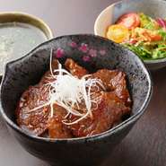 お昼どきには『近江牛焼肉丼』『近江牛ステーキ定食』など、ボリューム満点でリーズナブルなランチメニューもご用意しております。すべてのメニューにサラダ・スープ・ご飯もついていて、大満足間違いありません。