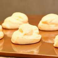 口の中でとろける美味しさのパンケーキは、厳選した卵を使った生地を銅板で焼きあげます。熱伝導率の良い銅板を使うことでふわふわの食感が生まれるそう。お店を訪れたらぜひ食べたい絶品メニューです。