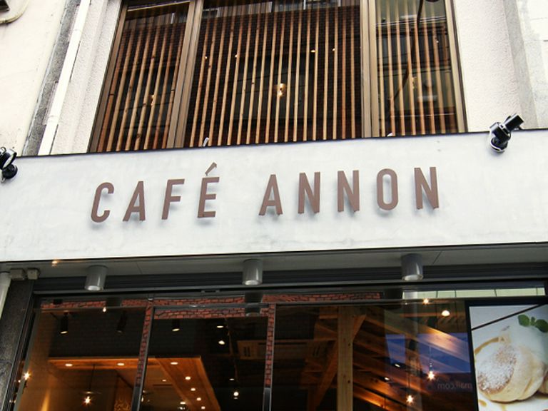 ヨーロッパのカフェのようなお洒落な外観が目印