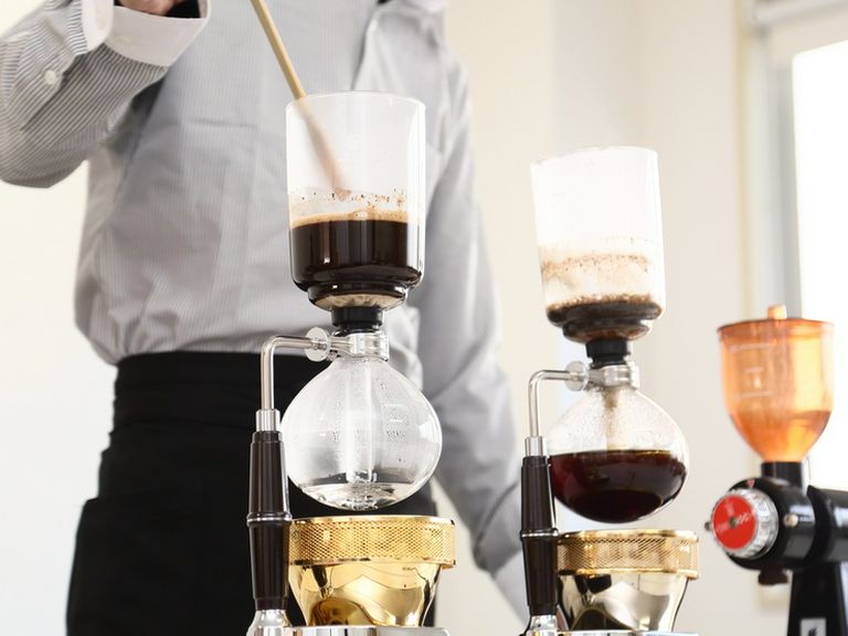 コーヒーや紅茶の香りに包まれてゆったり過ごす至福のひと時