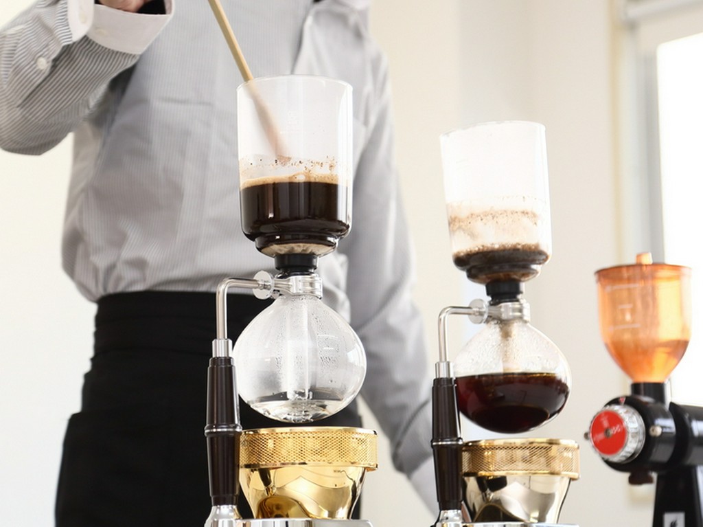 コーヒーや紅茶の香りに包まれてゆったり過ごす至福のひと時