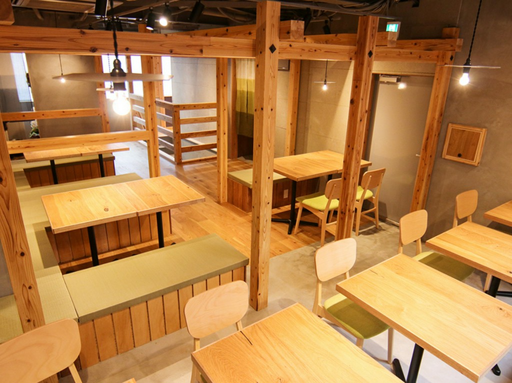 白木にグリーンが映えるすっきりと気持ちの良い店内