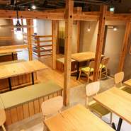 内装には木をふんだんに使い、広々とした空間は居心地がよくつい長居してしまいそう。さらにグラスやお皿までひとつひとつ選び抜かれたものが揃っています。木目のぬくもりを感じて気持ちも穏やかに。