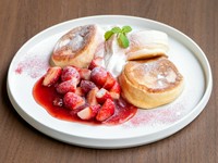 フレッシュなイチゴをふんだんに使ったパンケーキ