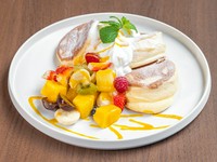 厳選した彩り鮮やかなフルーツがたっぷりのパンケーキ