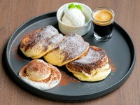 濃厚で大胆な苦みとスパイシーな香りのエスプレッソをかけて味わうパンケーキ。
マスカルポーネチーズと北海道産純生クリームを合わせた特製のクリームと、北海道産の乳原料を使用したアイスクリームをトッピング。