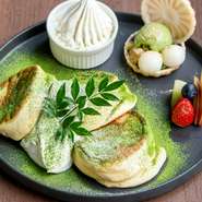 厳選した卵を使用した生地を銅板でふんわり焼きあげたスフレパンケーキ。クレミアソフトクリームと抹茶最中アイス両方が味わえる盛りだくさんの和プレートです。