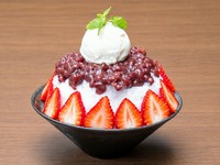 いちごの爽やかな酸味と、あずきの上品な甘さが際立つやさしい口どけのかき氷。