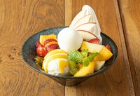 彩り豊かなフルーツたっぷりの贅沢パフェ。