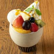 一風変わったコーヒーゼリーのパフェ。
サイフォンで淹れたコーヒーゼリーとクレミアの絶妙な味わい。トッピングのブラックココアパウダーがアクセントとなり口の中いっぱいに馥郁たるコーヒーの香りが広がります。