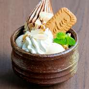 一風変わったコーヒーゼリーのパフェ。
サイフォンで淹れたコーヒーゼリーとクレミアの絶妙な味わい。トッピングのブラックココアパウダーがアクセントとなり口の中いっぱいに馥郁たるコーヒーの香りが広がります。