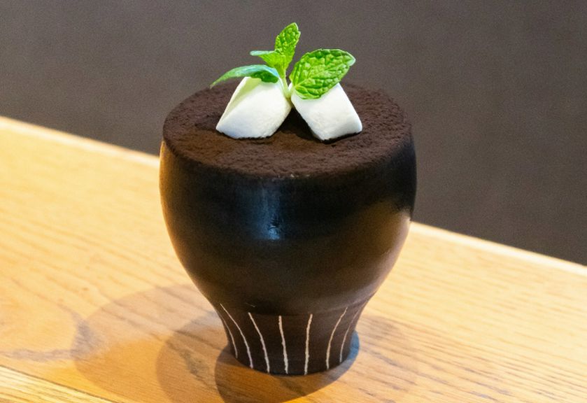 サイフォンコーヒーとクレミアソフトクリームを使用した香り高い『ティラミスコーヒーゼリー』