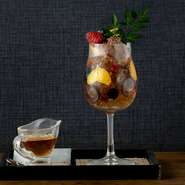 オレンジ、マスカット、ベリーをブランデーとチョコアイスで飾ったパフェ