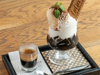 オリジナルブレンドのコーヒーを使用したコーヒーゼリーに、黒蜜、北海道産純生クリーム、カスタードアイス、バニラアイス、そしてカラメルビスケットをトッピング。