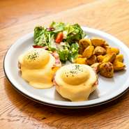 ベーコン入のエッグベネディクトと、ポテトとサラダがついたランチ