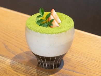 サイフォンコーヒーとクレミアソフトクリームを使用した香り高い『ティラミスコーヒーゼリー』