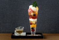 ダイス状にカットしたいちごも入った、甘酸っぱいスフレサンド。