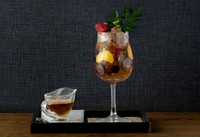 オレンジ、マスカット、ベリーをブランデーとチョコアイスで飾ったパフェ