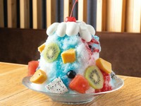 ティラミスクリームといちごを交互にサンド！刻みチョコも入り、リッチな味わいに。