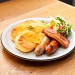 2種のソーセージと、厚切りベーコン、スクランブルエッグが入ったランチ