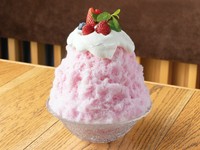 3種類のベリーと味わう甘酸っぱいかき氷。濃厚クリームとの味わいはまさにいちごミルク！