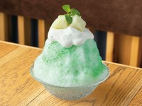 大きくカットしたメロンを贅沢にのせた、鮮やかなグリーンのメロンシロップが目を引くかき氷です。