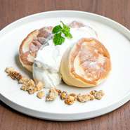 口の中でさっと溶けるプレーンパンケーキ。