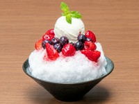 甘酸っぱいベリーの果実感と、ミルク氷のやさしい甘さが楽しめる味わい。