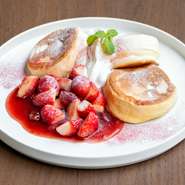 フレッシュなイチゴをふんだんに使ったパンケーキ