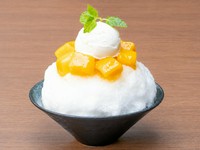 とろけるマンゴーの甘さと、練乳のコクをひんやり楽しめるかき氷。