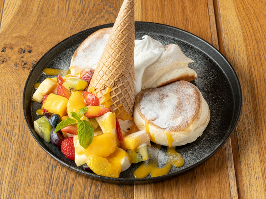 クレミアソフトを豪快にトッピング『パンケーキ ANNON（洋）』