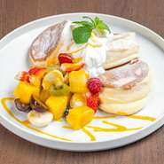 厳選した彩り鮮やかなフルーツがたっぷりのパンケーキ