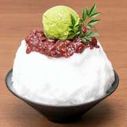 ふわしゅわ食感のパンケーキとたっぷりフルーツ、そして真ん中に豪快にトッピングされたクレミアソフトが迫力満点のフルーツパンケーキ。