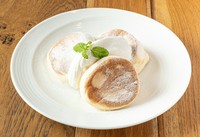 口の中でさっと溶けるプレーンパンケーキ。