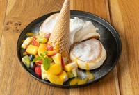 ふわしゅわ食感のパンケーキとたっぷりフルーツ、そして真ん中に豪快にトッピングされたクレミアソフトが迫力満点のフルーツパンケーキ。