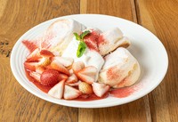 フレッシュなイチゴをふんだんに使ったパンケーキ