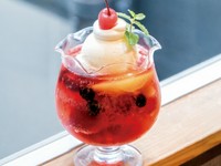 ラズベリーの甘酸っぱさが広がる、華やかなソーダフロート。しゃりしゃりフルーツとバニラアイスのコクが合わさった、満足感のある一杯です。