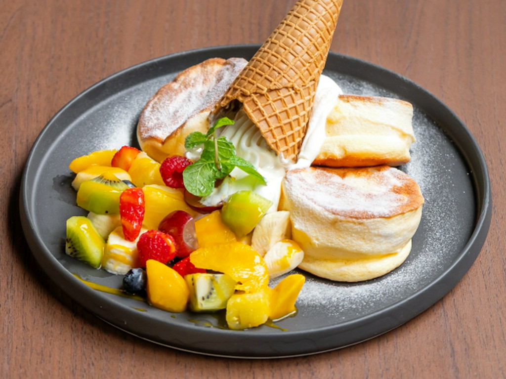 クレミアソフトを豪快にトッピング『パンケーキ ANNON（洋）』