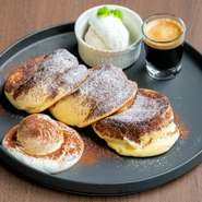 濃厚で大胆な苦みとスパイシーな香りのエスプレッソをかけて味わうパンケーキ。
マスカルポーネチーズと北海道産純生クリームを合わせた特製のクリームと、北海道産の乳原料を使用したアイスクリームをトッピング。