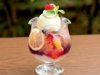 たっぷりのゴロゴロフルーツに、バニラアイスを浮かべた彩り華やかなソーダフロート。ひんやりシャリっとした果実感とレモネードの爽やかな甘さが楽しめる一杯です。
