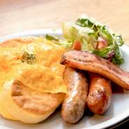 ソーセージ2種（チョリソー＆バジル）と、
厚切りベーコン、スクランブルエッグが入ったパンケーキミートランチ
【セットドリンクは＋280円】