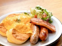ソーセージ2種(チョリソー&バジル)と、
厚切りベーコン、スクランブルエッグが入ったパンケーキミートランチ
【セットドリンクは+280円】